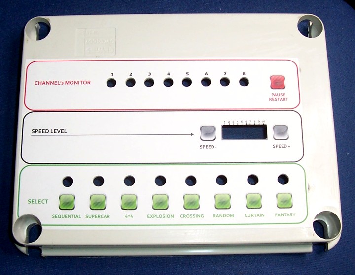 La serigrafia applicata al pannello frontale del Lampeggiatore 220V 8 canali