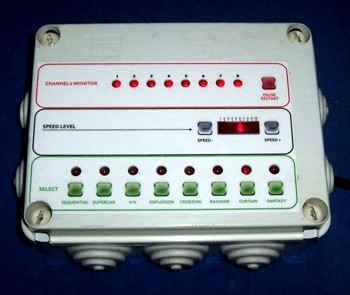 Il Lampeggiatore 220V 8 canali in funzione