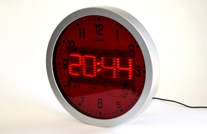 L'orologio digitale a LED costruito dall'autore