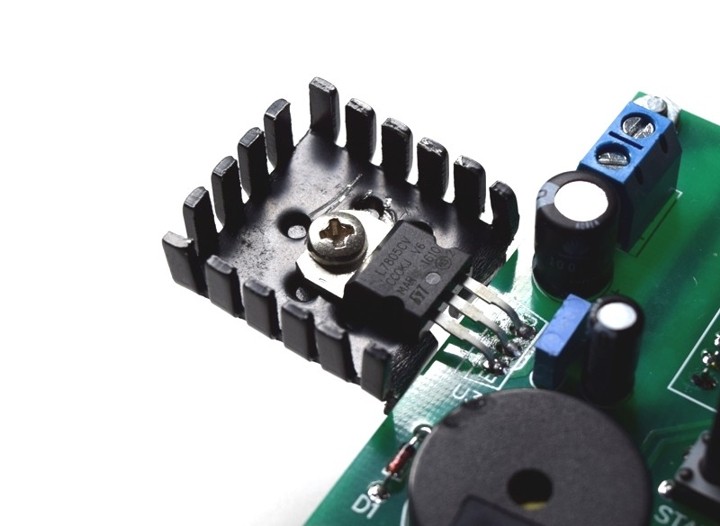 L7805 with heatsink