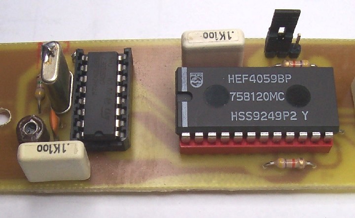 Particolare M74HC4060B1(ST) e HEF4059BP (Philips)